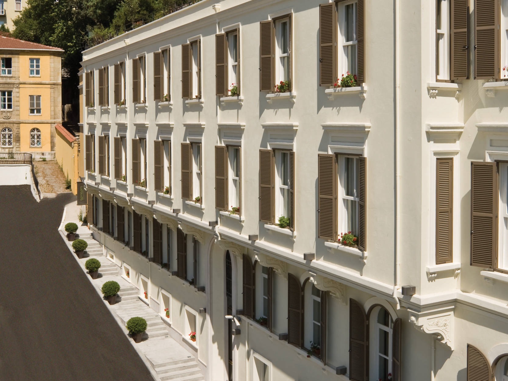 Tomtom Suites - Building Exterior